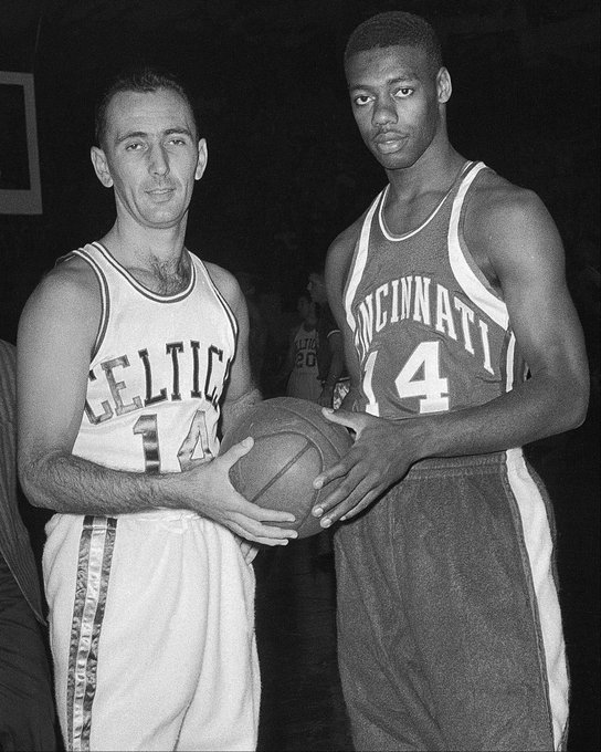 那不勒斯官方：斯皮纳佐拉右大腿肌肉疲劳，已经开始康复.