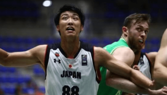 在对抗上篮 在对抗上篮